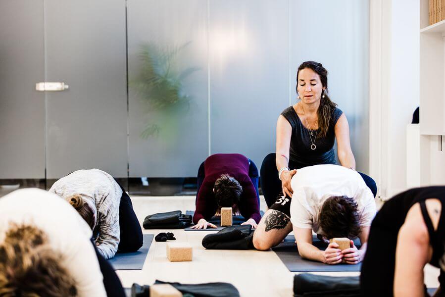 Kristine Rost elsker at undervise i yoga og bliver motiveret af at hjælpe sine studerende