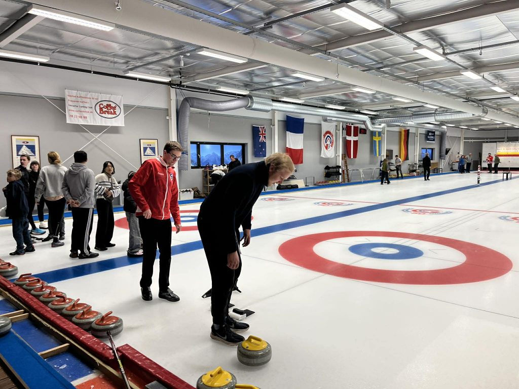 Åbent hus i Gentofte Curling Klub hvor borgere prøver curling for første gang