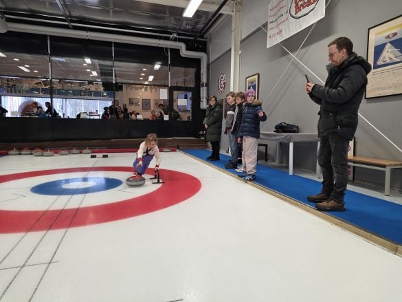 Borgere prøver curling til åbent hus hos Gentofte Curling Klub under OL 2026